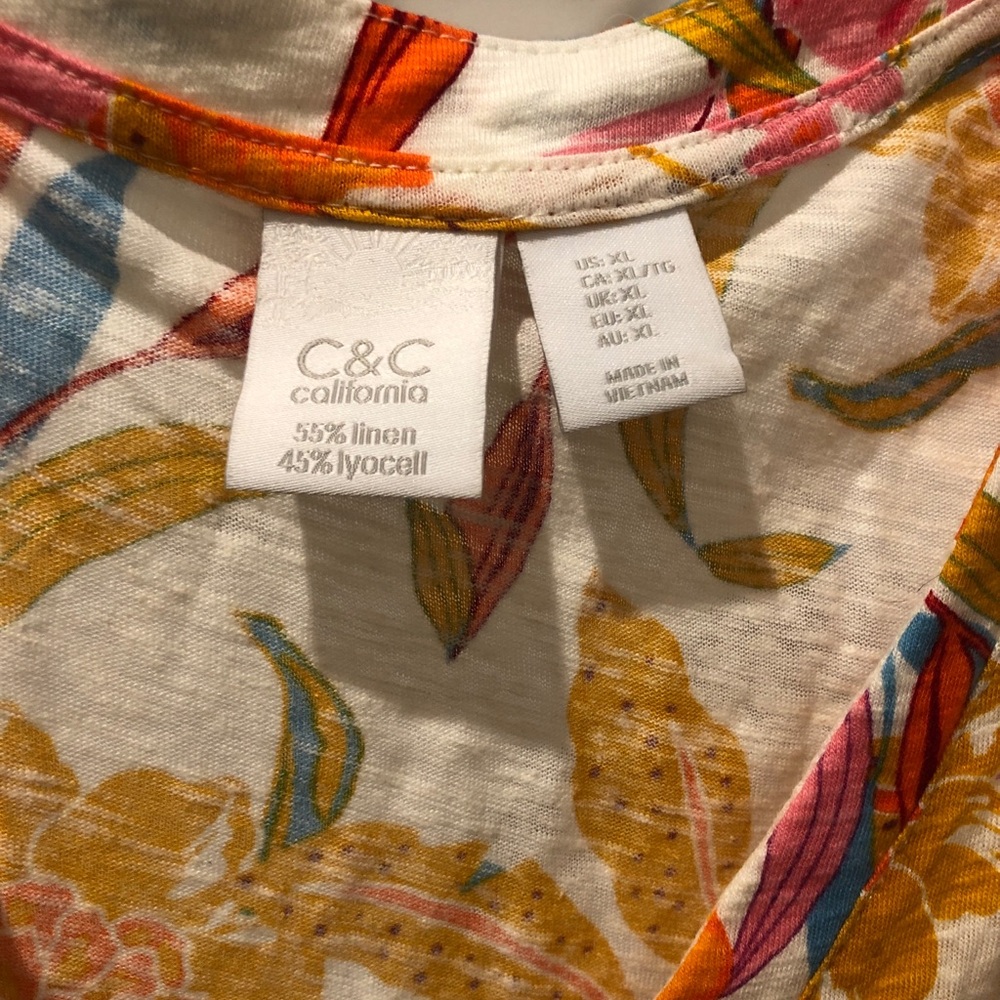 C&C California Multicolor Floral Linen blend v-neck Top XL. Comfy and stylish. - Picture 2 of 4